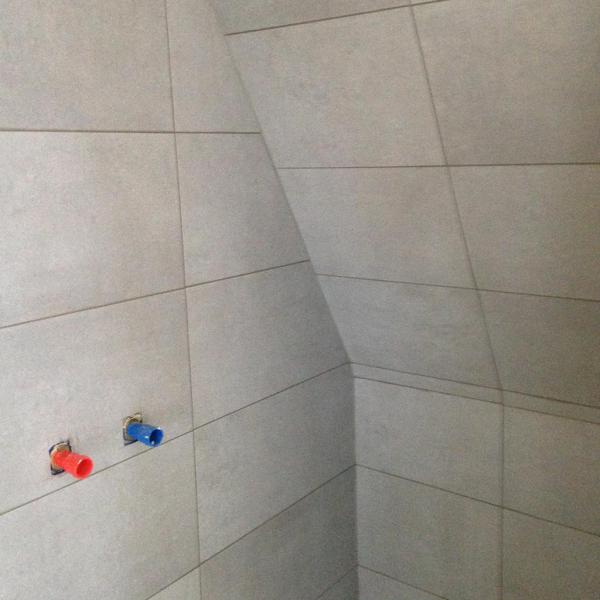 Mechelen - Betegeling inloopdouche tegen schuine wand 30x60 tegels