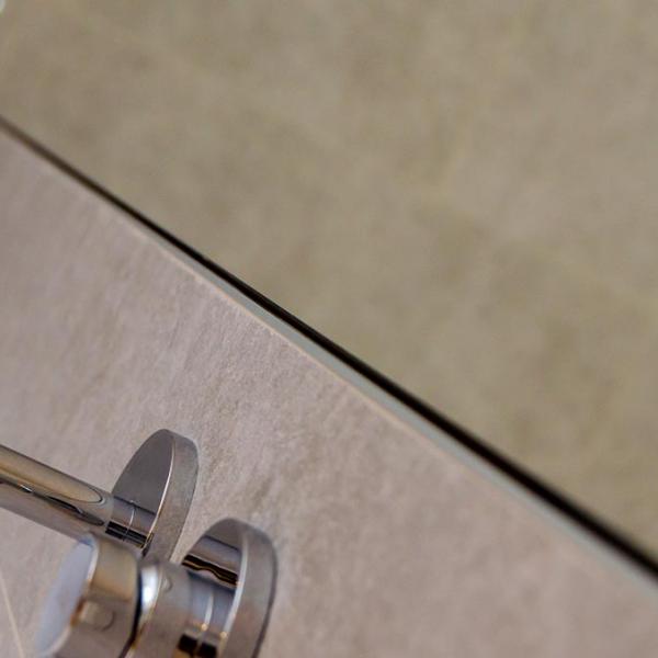 Heverlee - betegeling badkamer - ingewerkte spiegel